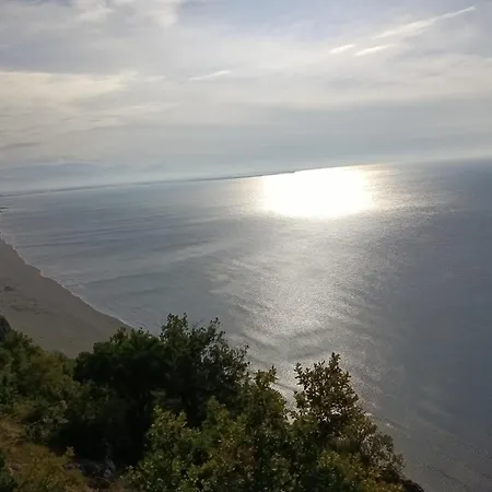 假日公园 E Luigj Cokaj Rrjolle *